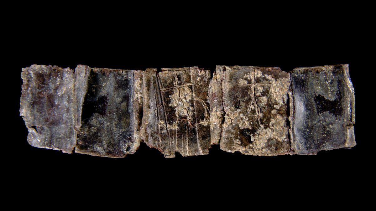 Bleitäfelchen (Seite B) mit Inschrift aus einem Kindergrab. © Landesamt für Denkmalpflege und Archäologie Sachsen-Anhalt, Klaus Bentele.
