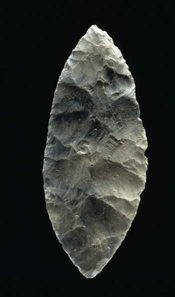 Blattspitze aus der Ilsenhöhle bei Ranis (Saale-Orla-Kreis/Thüringen). © Landesamt für Denkmalpflege und Archäologie Sachsen-Anhalt, Juraj Lipták.