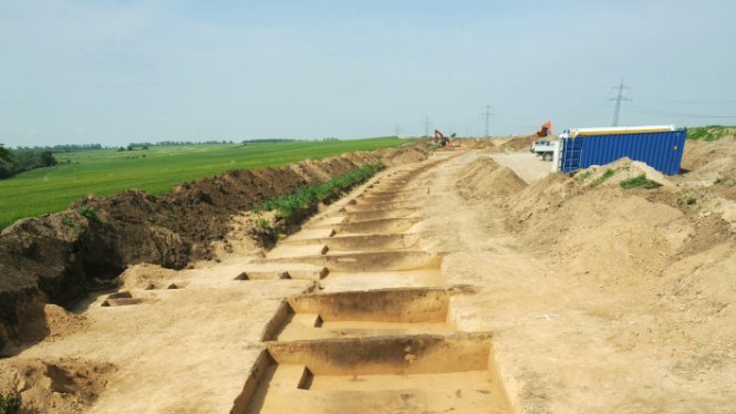 Abbildung 5: Der prähistorische Weg bei Oechlitz. In den Profilen sind die zwei Fahrspuren erkennbar. © Landesamt für Denkmalpflege und Archäologie Sachsen-Anhalt, Juraj Lipták.