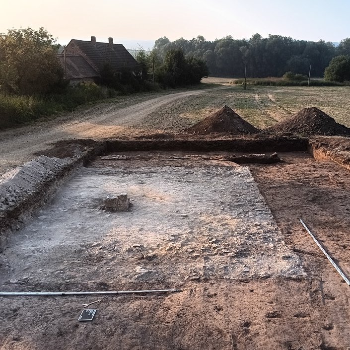 Gut erhaltene Fundamente und Schuttschichten des Torhauses des Klosters, im Zentrum ragt ein Gewölbepfeiler auf. © Landesamt für Denkmalpflege und Archäologie Sachsen-Anhalt, Felix Biermann.