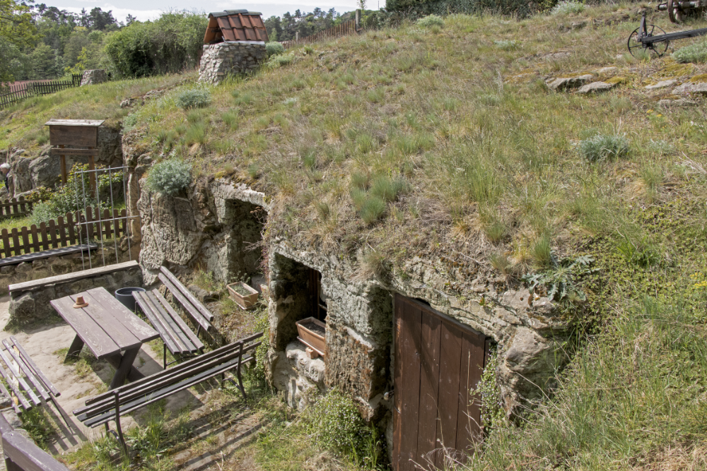Abbildung 2: Die Dachansicht einer Höhlenwohnung mit einem Rauchabzug. © Landesamt für Denkmalpflege und Archäologie Sachsen-Anhalt, Volker Seifert.