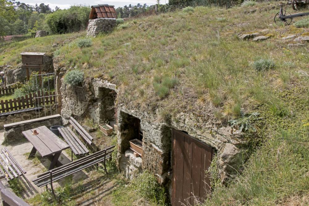 Abbildung 2: Die Dachansicht einer Höhlenwohnung mit einem Rauchabzug. © Landesamt für Denkmalpflege und Archäologie Sachsen-Anhalt, Volker Seifert. 