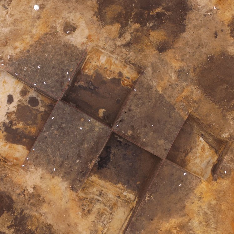 Hochmittelalterliches Webhaus, das in sechs Segmenten untersucht wurde. © Landesamt für Denkmalpflege und Archäologie Sachsen-Anhalt, Bodo Hänler.
