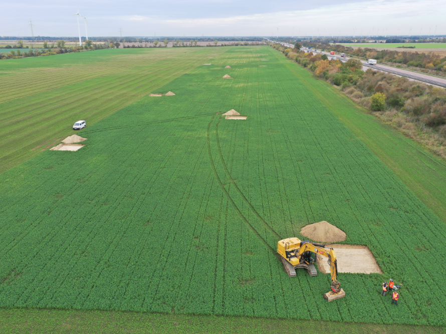 Abbildung 2: Zur Validierung des bildgebenden Verfahrens der Magnetometerdokumentation werden Referenzschnitte angelegt; hier Photovoltaikanlage Löberitz, Landkreis Anhalt-Bitterfeld. © LDA Sachsen-Anhalt, K. Schwerdtfeger. Abbildung 2: Zur Validierung des bildgebenden Verfahrens der Magnetometerdokumentation werden Referenzschnitte angelegt; hier Photovoltaikanlage Löberitz, Landkreis Anhalt-Bitterfeld. © Landesamt für Denkmalpflege und Archäologie Sachsen-Anhalt, K. Schwerdtfeger.
