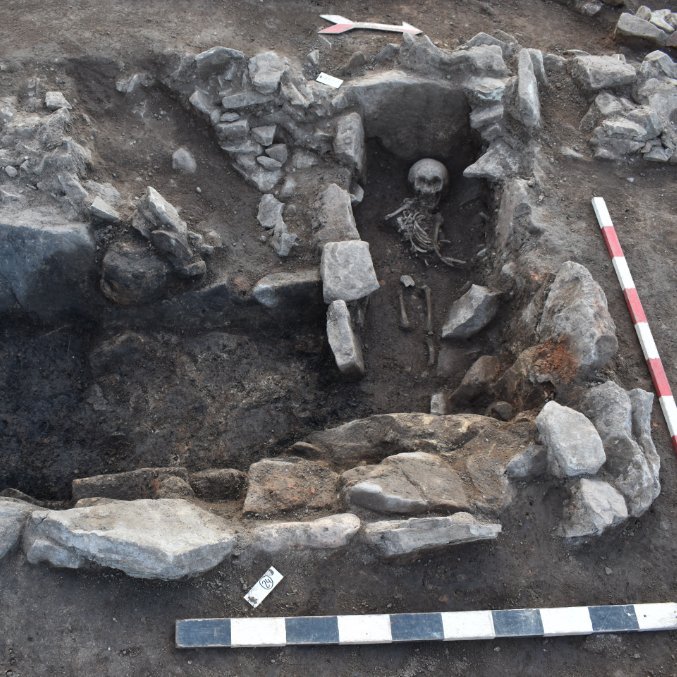 Fundplatz Memleben-Nord. Ofenanlage aus dem 10. Jahrhundert mit nachträglicher Kinderbestattung. © Landesamt für Denkmalpflege und Archäologie Sachsen-Anhalt, Felix Biermann.