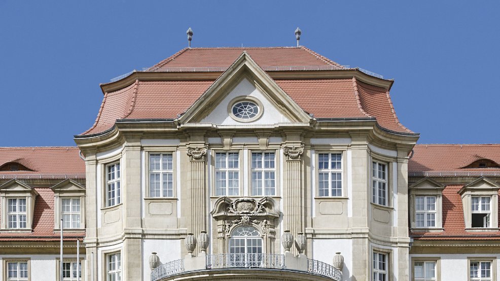 Abbildung 2: Oberlandesgericht in Naumburg, Ansicht von Osten. 1914 bis 1917 errichtet. © Landesamt für Denkmalpflege und Archäologie, Angela Dolgner.