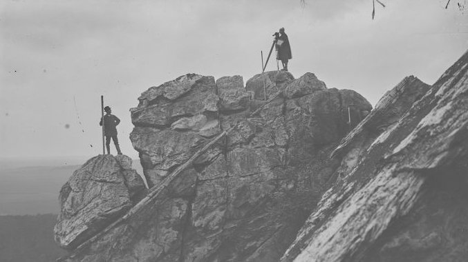 Vermessungsarbeiten auf der Burg Regenstein, Landkreis Harz, 1943. © Landesamt für Denkmalpflege und Archäologie Sachsen-Anhalt, Archiv.