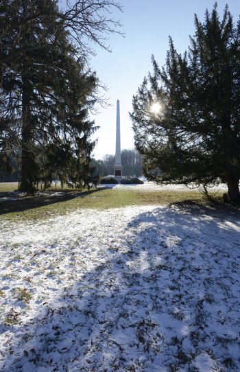 Abbildung 1: Obelisk im Landschaftspark Degenershausen. © Landesamt für Denkmalpflege und Archäologie Sachsen-Anhalt, Gunar Preuß. 